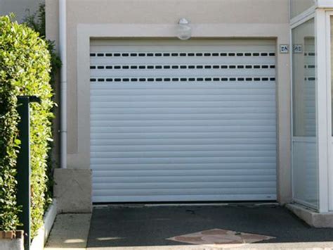 Porte de garage enroulable avec hublot 